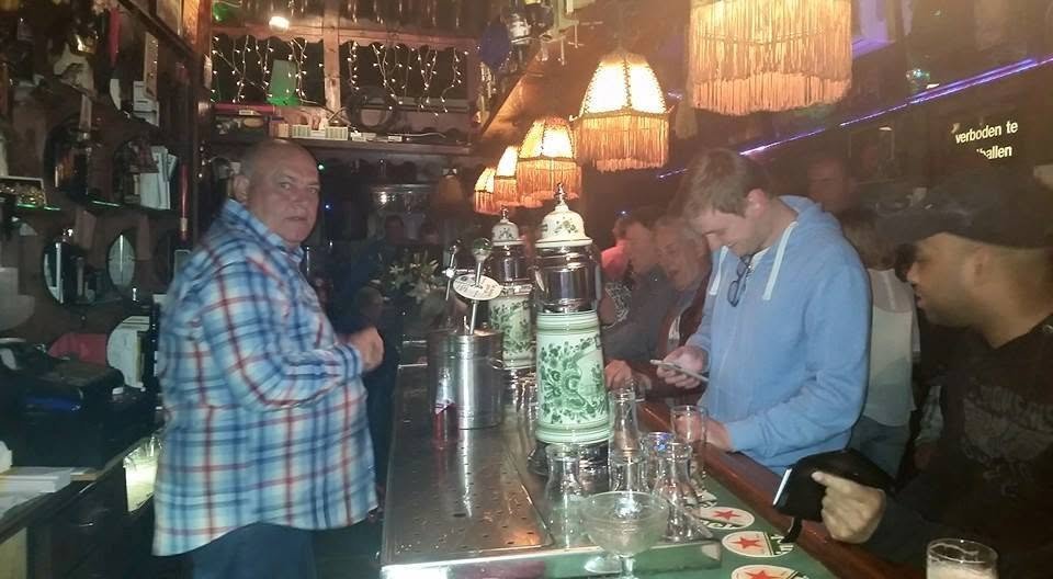 Aan de bar